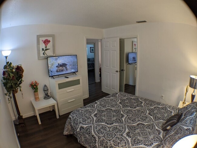 Building Photo - 2 Bed / 1 Bath Cozy Downtown Duplex Apartment