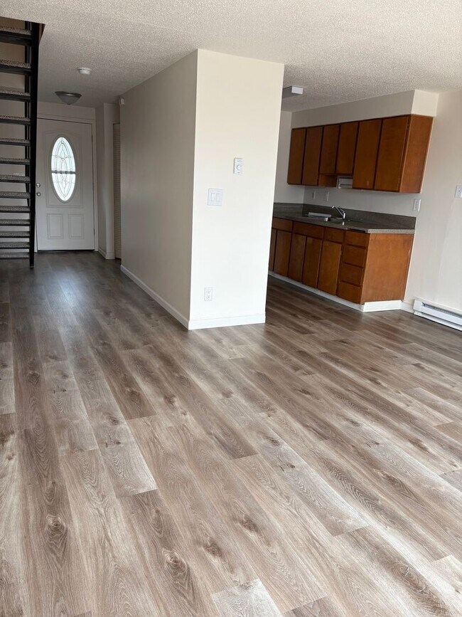 Building Photo - Beautiful townhome in the heart of Tigard ...