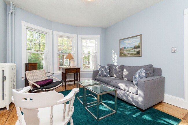 Building Photo - Beautiful Light Filled 2 Bedroom Between Harvard Sq and Porter Sq