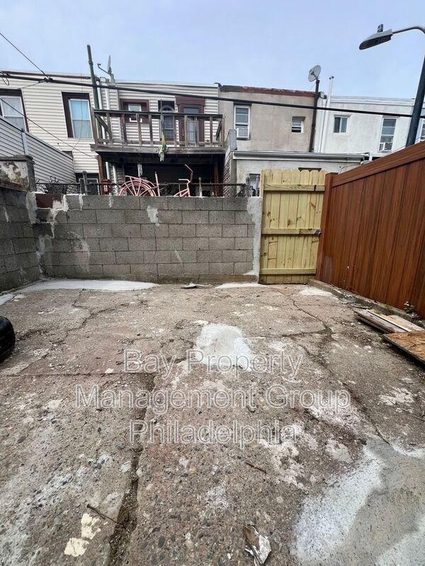 Building Photo - 827 Almond St