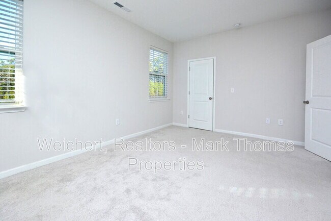 Building Photo - 1043 Manorhaven Dr