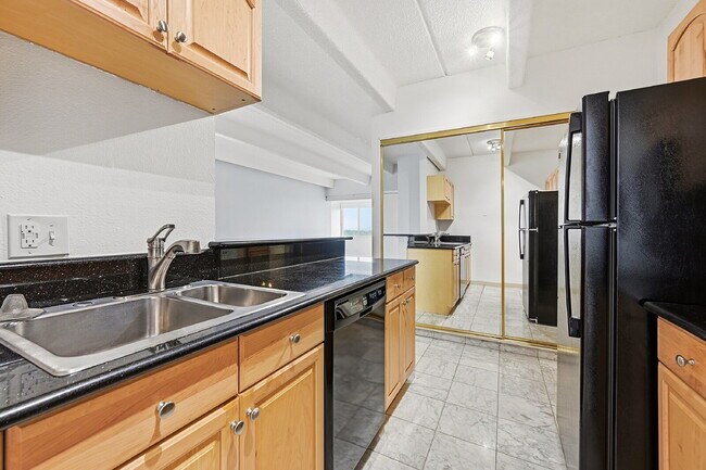Building Photo - $1,095.95, 1 bed, 1 bath, located in Denver with a gorgeous sunroom