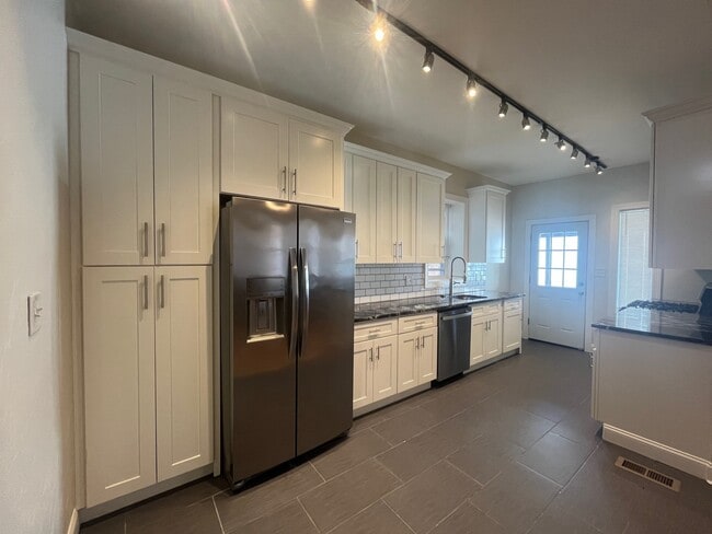 Building Photo - 350 Melwood Ave