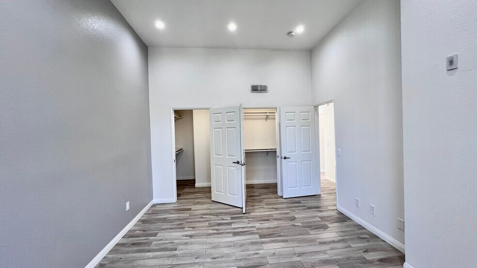 Building Photo - 5420 Sylmar Ave