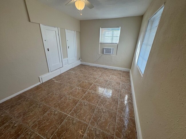 Building Photo - 2 Bedroom 1 Bath 2nd floor unit WATER INCL...