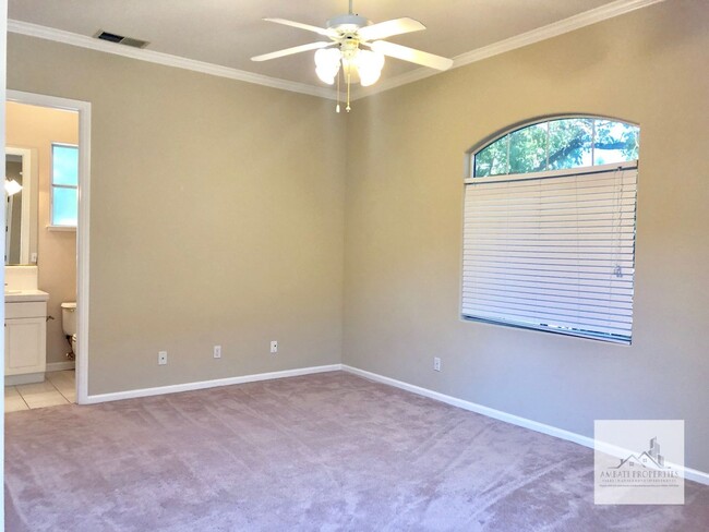 Building Photo - Spacious Four Bedroom Home in Clovis North...