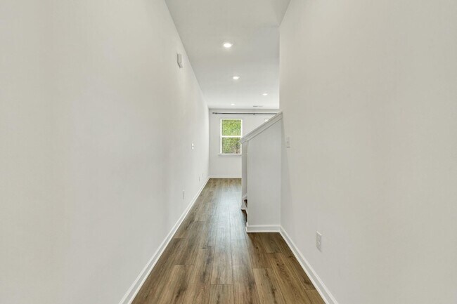 Building Photo - 5010 Highwood Dr