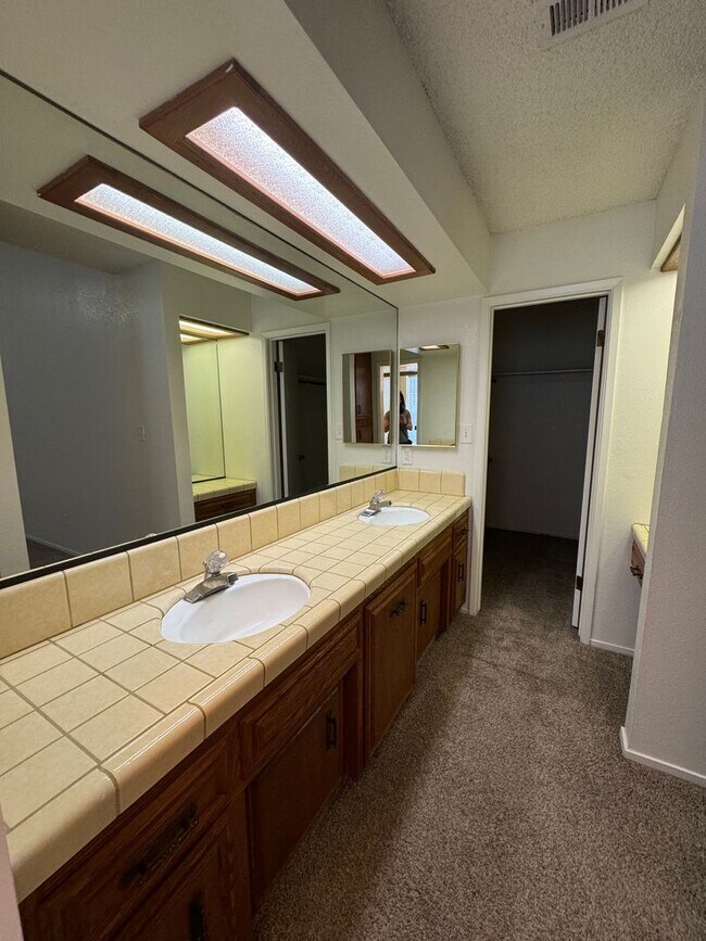 Building Photo - Condo in Southwest Bakersfield