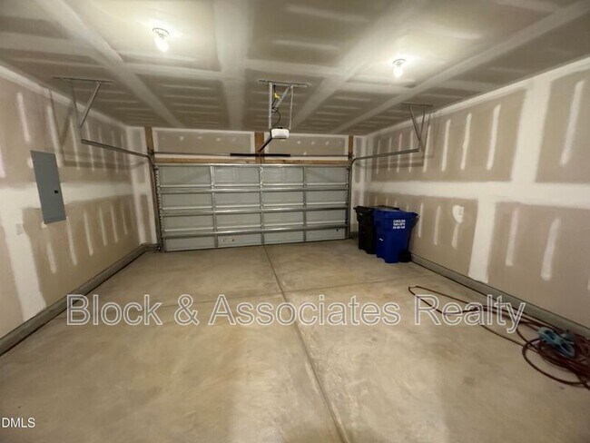 Building Photo - 37 Bluebell St