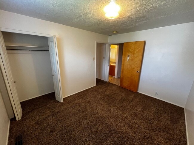 Building Photo - 568-574 E 200 S
