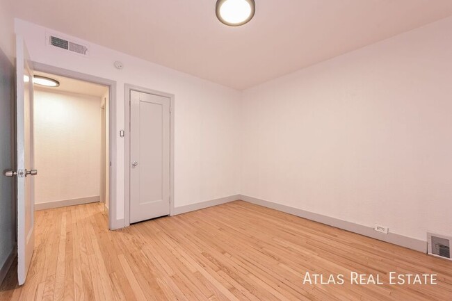 Building Photo - Stylish 3 BR townhome @ great location! NO...