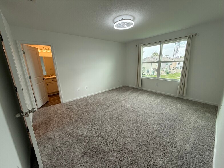 Master room - 6206 Daerr Ridge St
