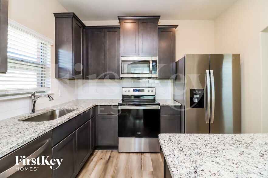 Building Photo - 7500 Pleasant Oaks St