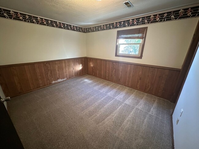 Building Photo - Incredible Large 4 Bedroom House!