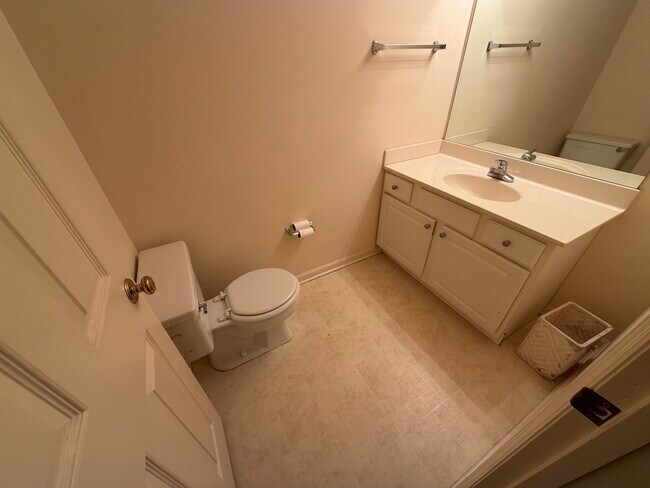 Building Photo - 1112 Pepperhill Cir
