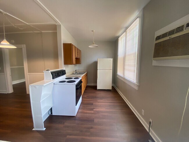 Building Photo - 405 River St