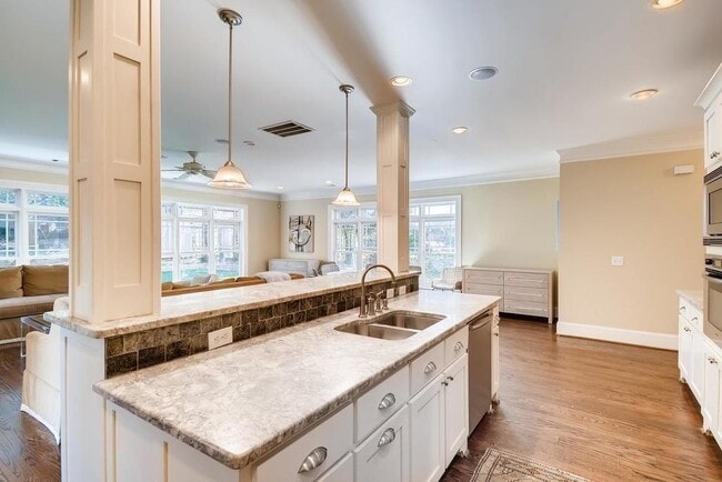 Building Photo - 2105 Brookview Dr NW