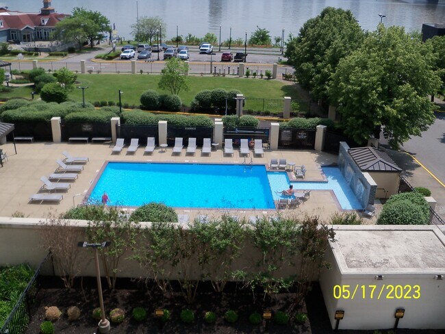 Outdoor Pool - 1 Riverpointe Plz