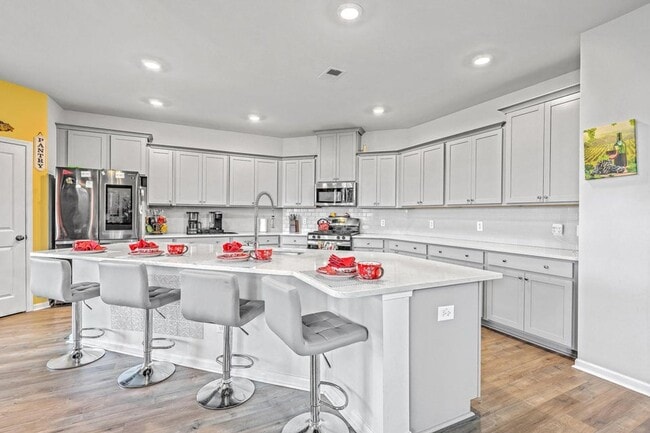 Building Photo - 6 Bedroom, 4.5 Bathroom Home in Cane Bay - Summerville