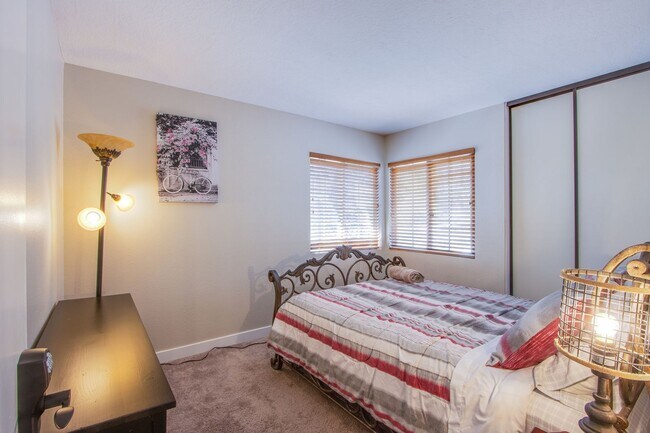 Building Photo - Spacious, Stylish, and Fully Furnished – L...