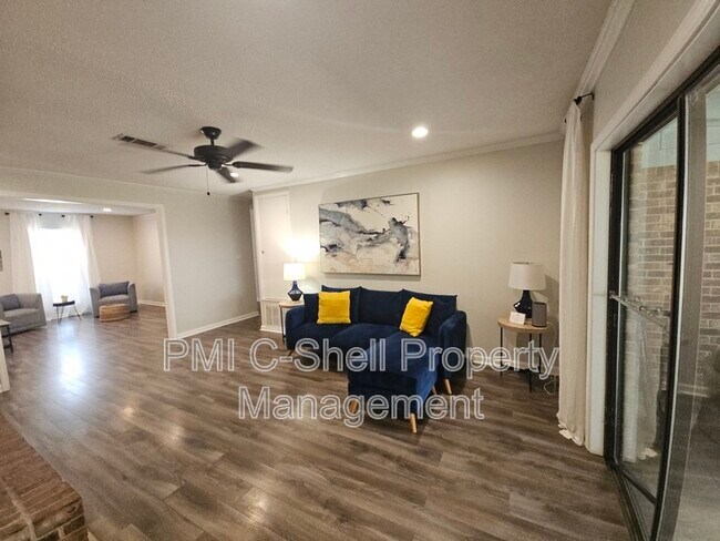 Building Photo - 4625 Tree Line Dr