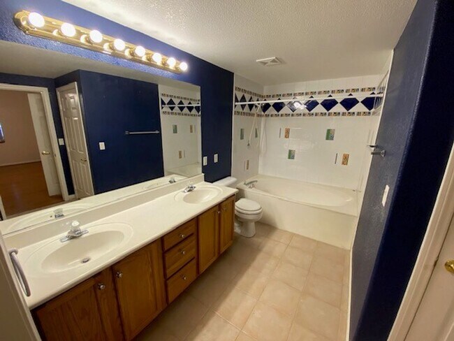 Building Photo - 3327 Erva St