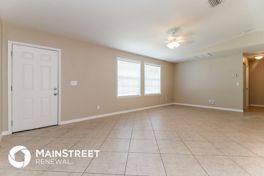 Building Photo - 721 NW Douglas Cir