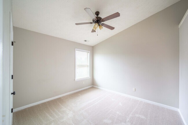 Building Photo - 2 Brentview Dr