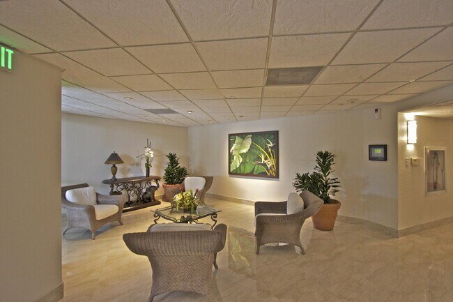 Building Photo - 5420 N Ocean Ave