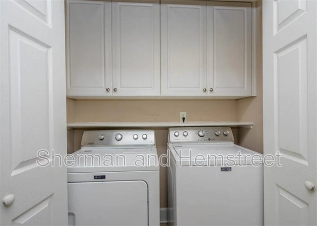 Building Photo - 2002 Amberley Dr