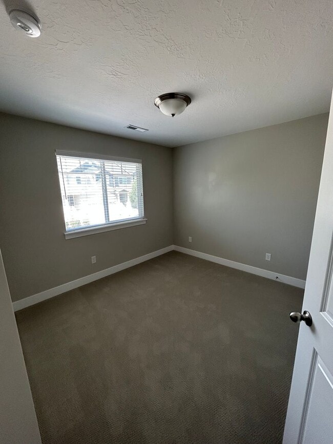 Building Photo - 4 Bedroom Exchange Townhome