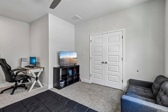 Building Photo - 1136 Aidenbaum