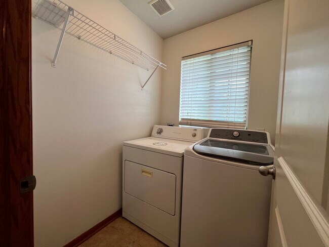 Building Photo - 480 SE Waco Pl
