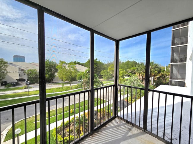 Building Photo - 2500 NE 135th St