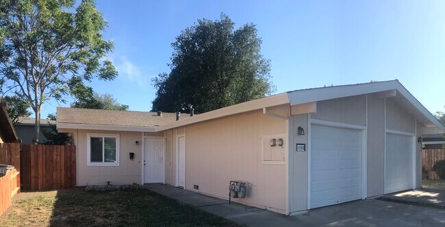 Building Photo - 1366 E Oak Ave