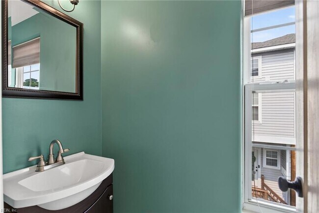 Building Photo - 4823 Lake Dr