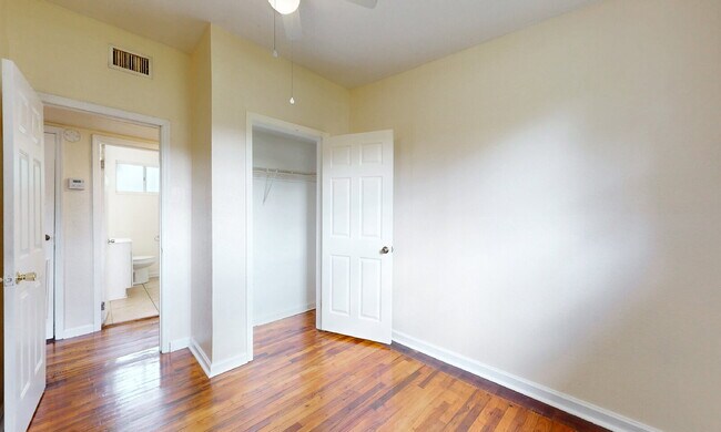 Building Photo - "Cozy 3-Bedroom Gem with a Gated Private B...