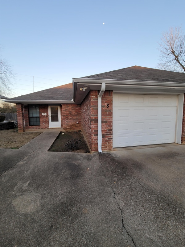 Building Photo - 640 Canada St