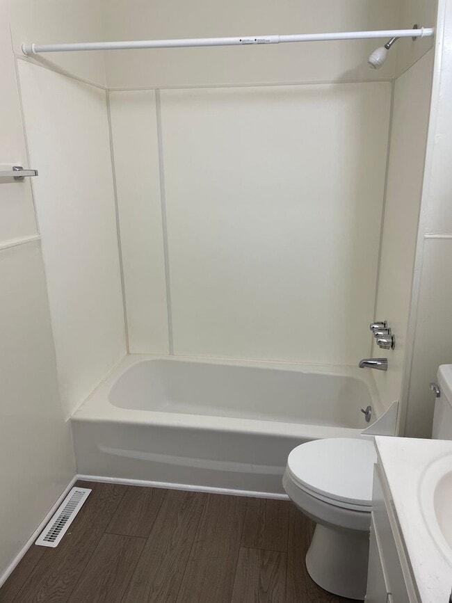 Building Photo - 1320 Marne St