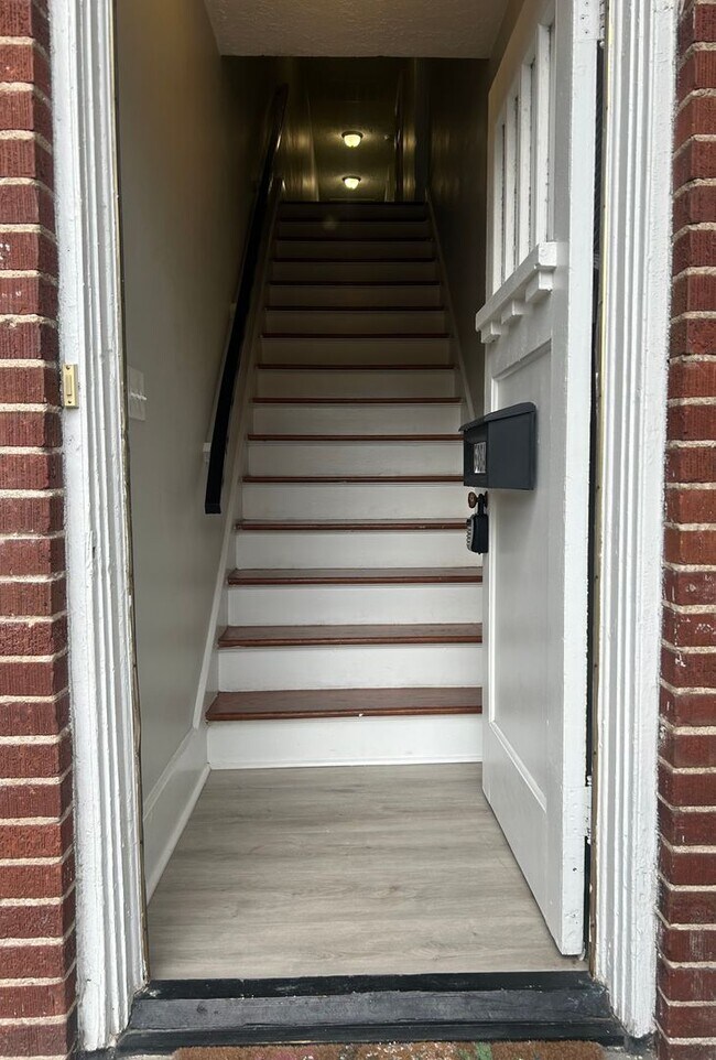 Building Photo - Quiet, Spacious 2BR/1BA