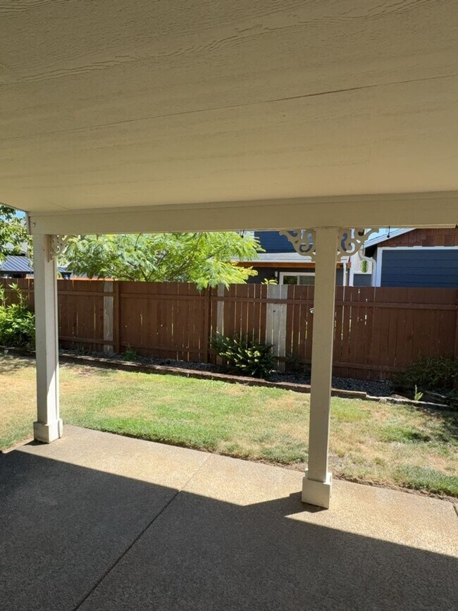 Building Photo - Three Bedroom, Two Bath in the Vineyards N...