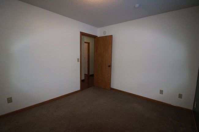 Building Photo - Beautiful 3 bedroom home just minutes from Manhattan and Fort Riley!