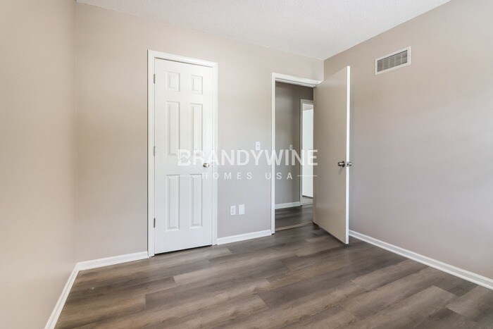 Building Photo - 1909 NE McKee Ln