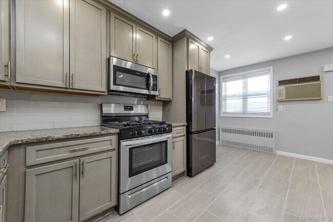 Building Photo - 638 E 84th St
