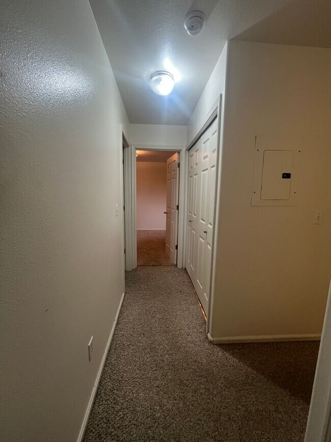 Building Photo - 2-Bedroom 1-Bathroom Apartment in 3 unit building