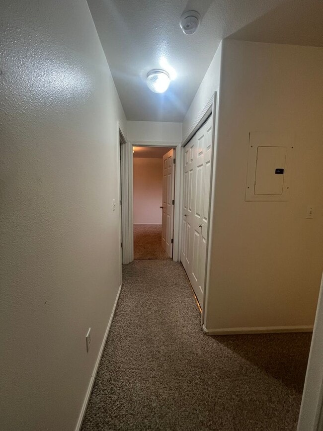 Building Photo - TOP FLOOR 2-Bedroom 1-Bathroom Apartment