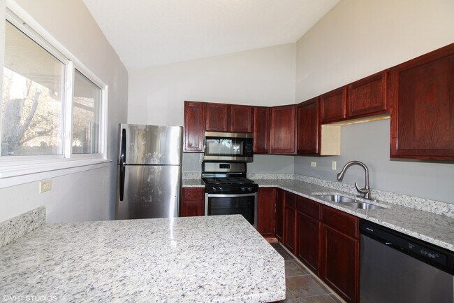 Building Photo - 707 Clearwood Ct