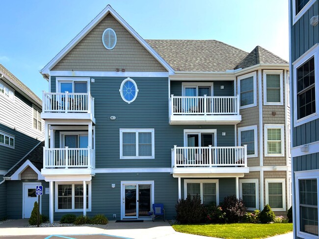 Building Photo - Stylish Downtown Traverse City Condo – Ful...