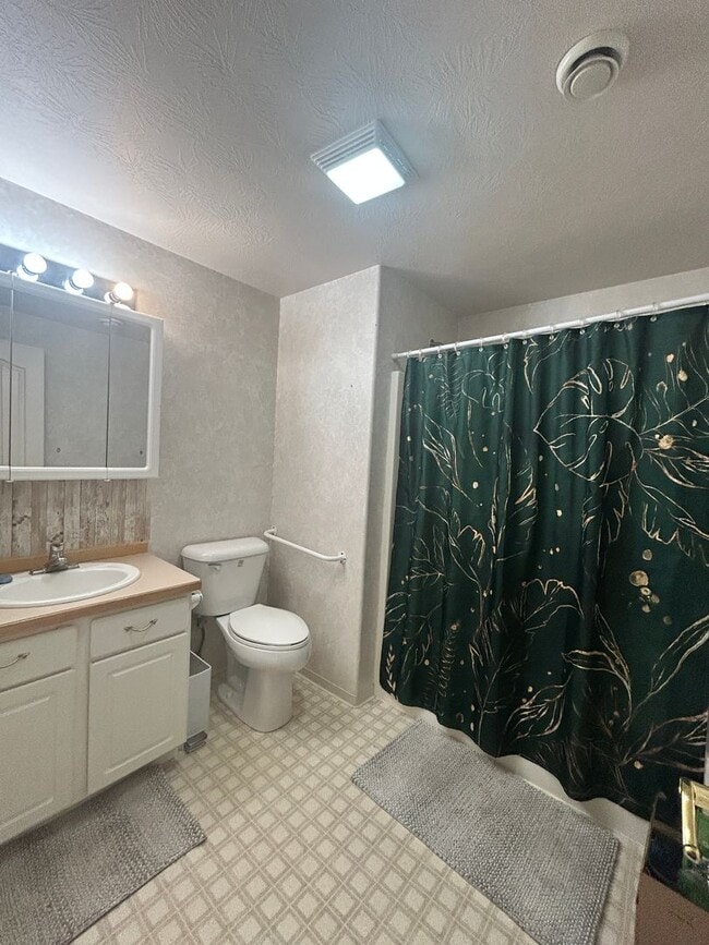 Building Photo - 3 bed 2 bath home in a great neighborhood