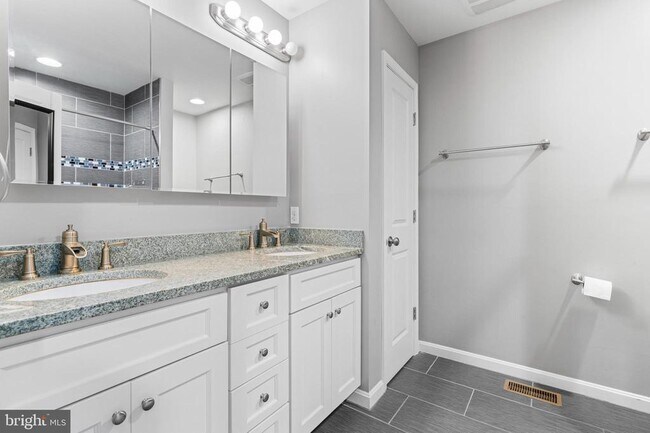 Building Photo - 1330 S Charles St